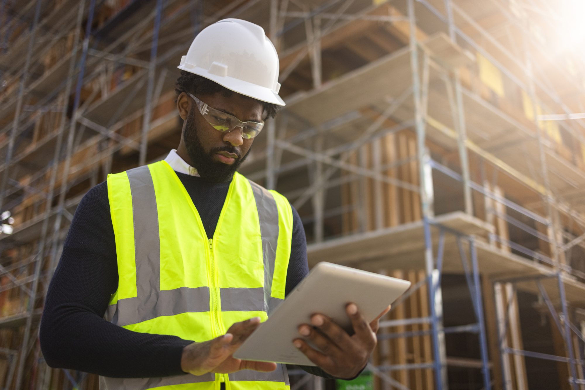 Why Many UK Migrants Work Hard but Still Don’t Feel Financially Stable