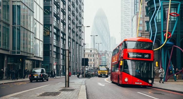 Smart UK Public Transport Tips Every Migrant Should Know
